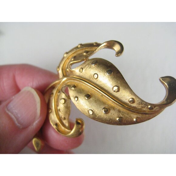 Crown Trifari Goldtone Leaf Brooch Pin Vintage Polka Dot Texture - Picture 3 of 5
